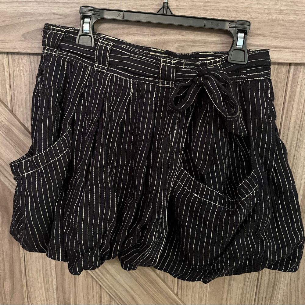 FREE PEOPLE- NWOT mini bubble skirt with pockets. Size 0.